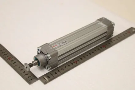 Rexroth 0 822 120 005 Hub 800 mm Pneumatikzylinder – RESALE