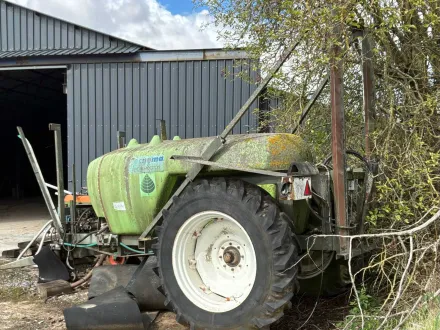 Landwirtschaftlicher Tank mit Rahmen und Pumpe – außer Betrieb genommen – als Wasserfass verwendet. – RESALE