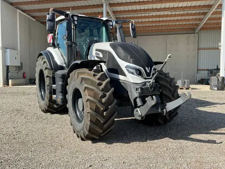 Valtra Q305 Traktor – RESALE