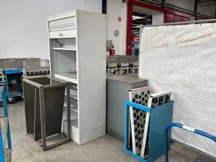 LISTA METALLSCHRANK MIT 2 REGALEN UND HSK 63 WERKZEUGTRÄGER – RESALE