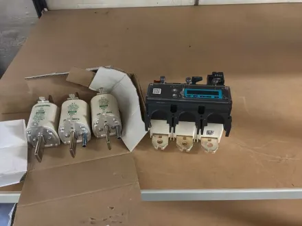 Industrielle Elektrokomponenten-Anlage – RESALE