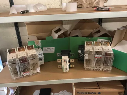 SCHNEIDER ELECTRIC – Satz elektronischer Sicherungs- und Relais-Disconnectoren – RESALE
