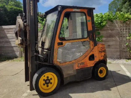 DOOSAN 3-Tonnen-Diesel-Gabelstapler – geschlossene Kabine – Rotator – Gabeln enthalten – RESALE