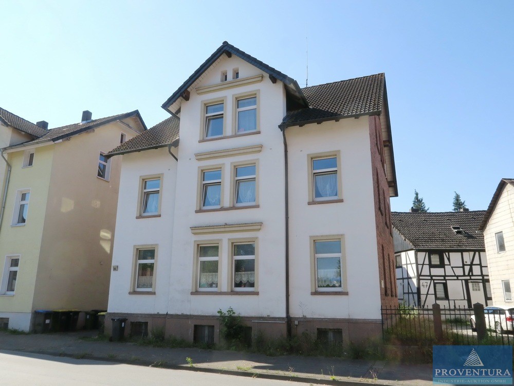 Dreifamilienhaus in zentraler Lage in 37603 Holzmi