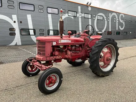 McCormick Farmall H Oldtimer Traktor (MARGIN) – RESALE