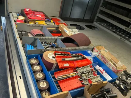 Große Chargen verschiedener Teile und Zubehörteile für Metallbearbeitungsmaschinen – RESALE