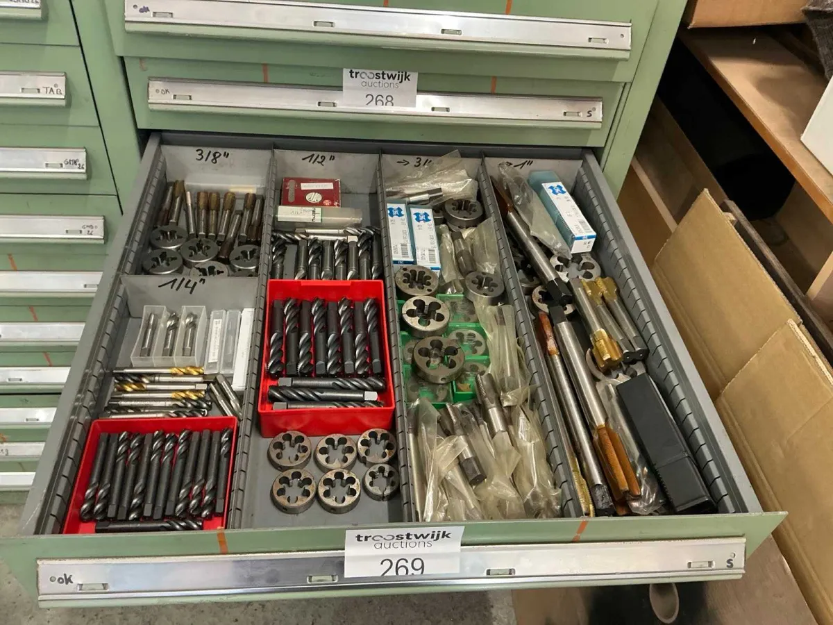 Sortiment von Drahtabhörgeräten und Schneidpads