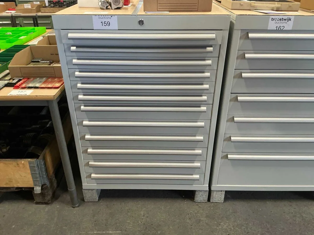 Geräteschrank mit 12 Schubladen