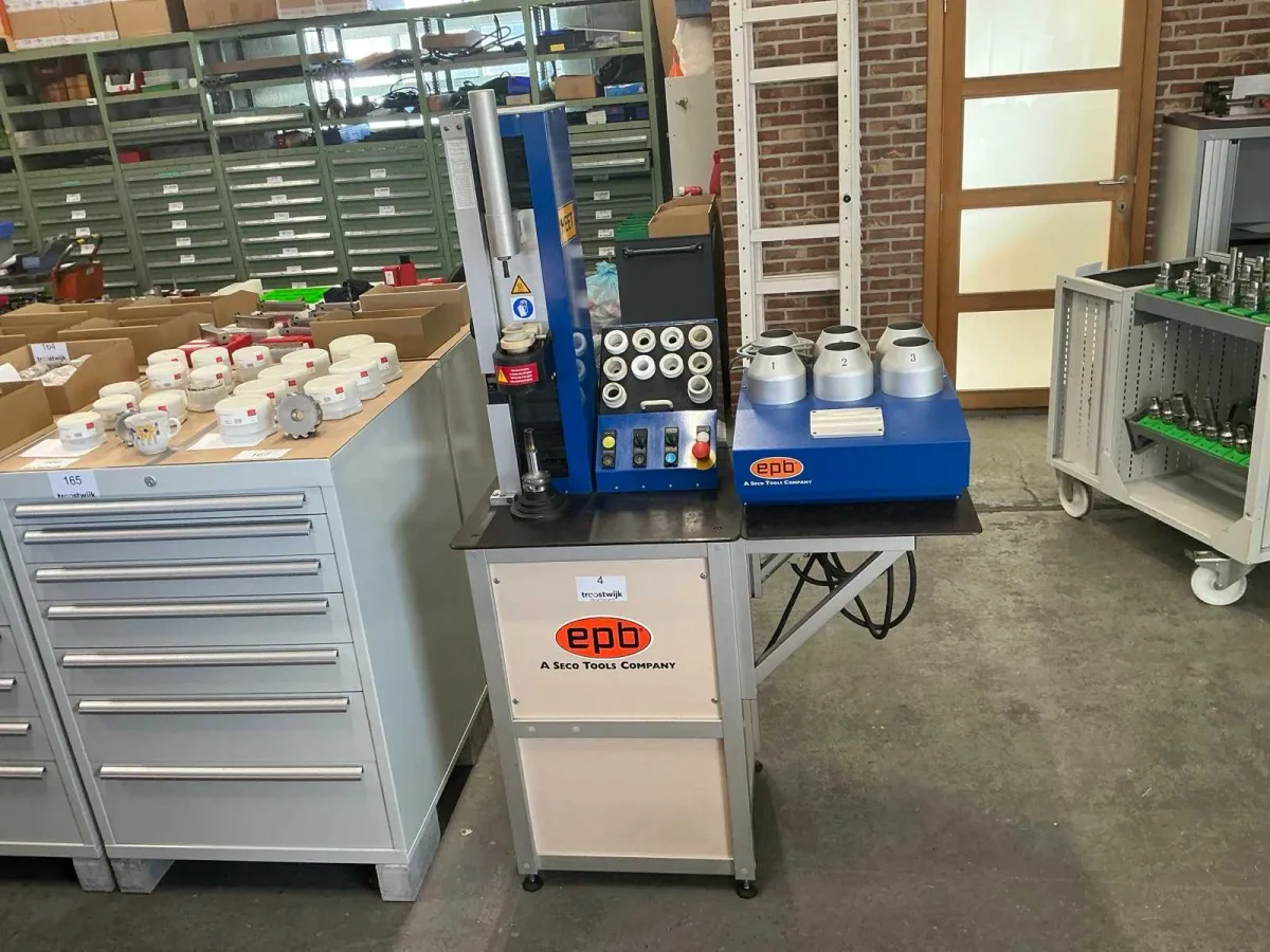 Seco und EPB Induflex 5 ZFM04 IN Induktionskrimpvorrichtung