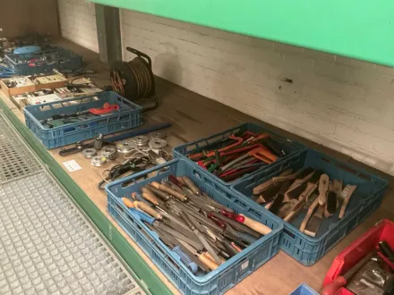 Charge verschiedener Handwerkzeuge – RESALE