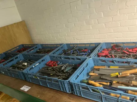 Charge verschiedener Handwerkzeuge – RESALE
