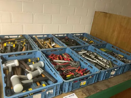 Charge verschiedener Handwerkzeuge – RESALE