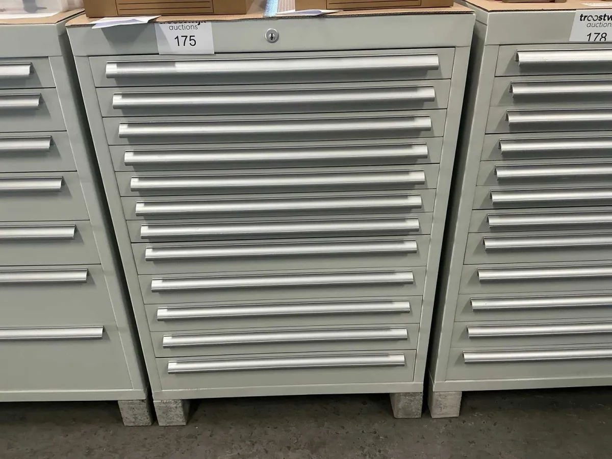 Geräteschrank mit 12 Schubladen