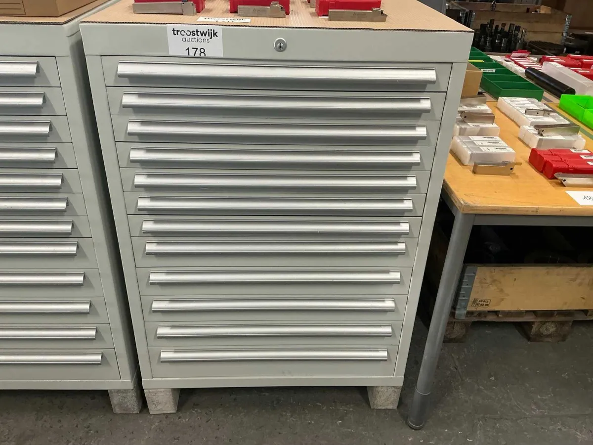 Geräteschrank mit 12 Schubladen