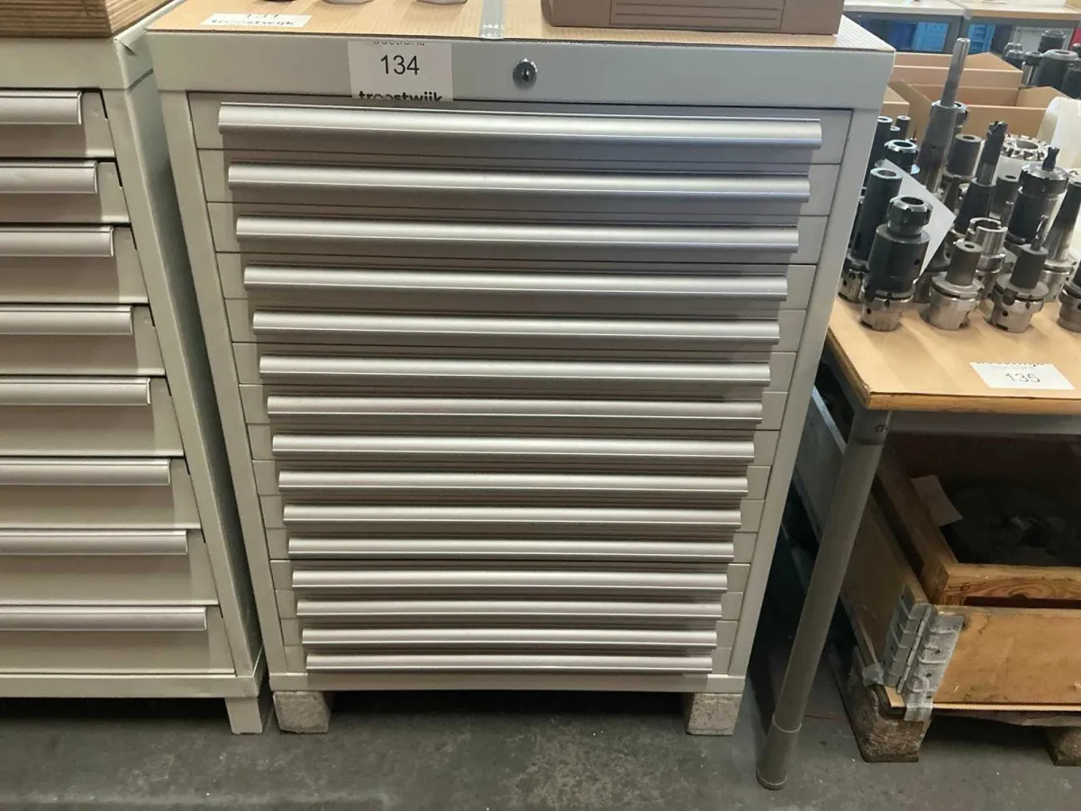 Geräteschrank mit 15 Schubladen