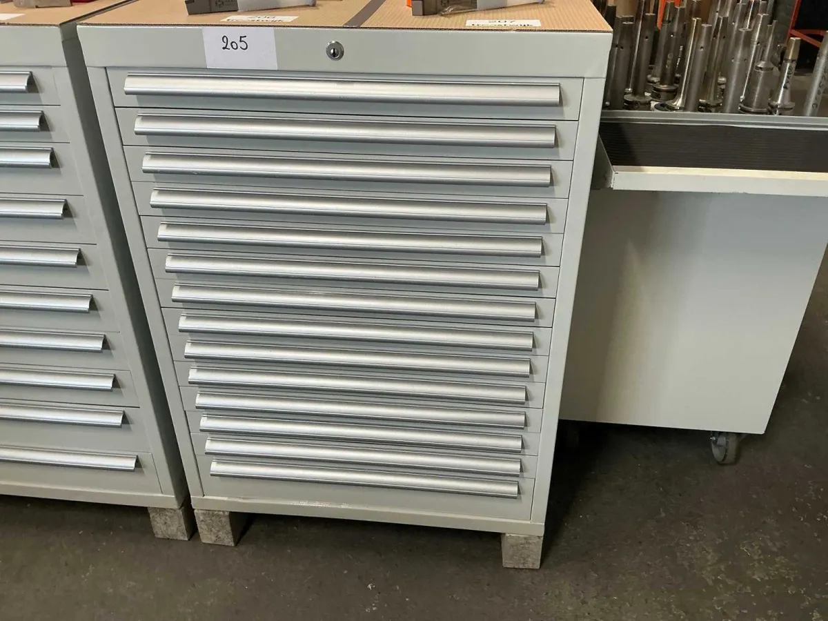 Geräteschrank mit 14 Schubladen