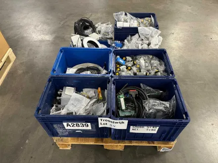 Charge von industriellen Sensor-/Aktuatorkabeln, M12-Steckverbindern und Saugkrümmern – RESALE