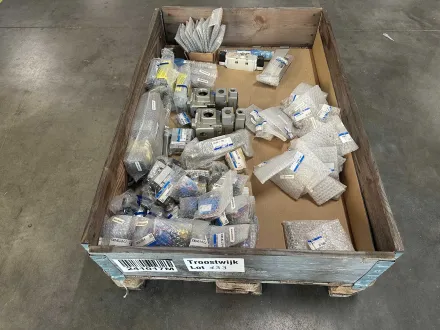 SMC – Charge pneumatischer Bauteile: Zylinder, Magnetventile und Ventilanschlüsse – RESALE
