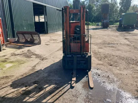 Elektrischer 4-Rad-Gabelstapler mit Batterieladegerät – RESALE