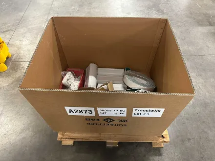 Charge von Maschinenteilen, Zahnriemen und Aluminiumprofilen – RESALE