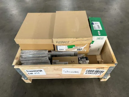 Schneider Electric – Batch-Elektroinstallationsmaterial: RJ45, Rahmen, Steckdosen und Automatisierun – RESALE