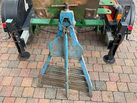 Professionelle Rohrklemme / Rohrschraubstock auf Metallarbeitsständer – RESALE