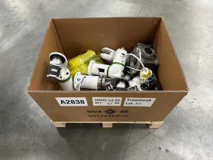 Charge von Robotik-/Maschinenteilen: Roboterarmteile, Schrittmotoren, Getriebe und pneumatische Komp – RESALE