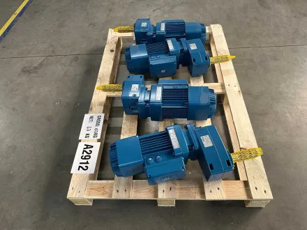 Demag – 3x industrielle Rechteckgetriebemotoren mit Bremse – RESALE
