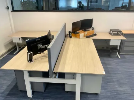 Ahrend Duo Sitz-Steh-Schreibtisch mit 2 separaten Schreibtischen – RESALE