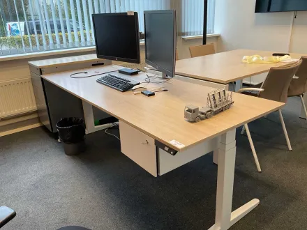 Ahrend-Schreibtisch – RESALE