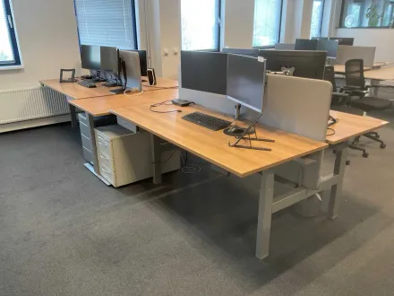 Duo Steh-Schreibtisch (2x) mit einem separaten Schreibtisch. – RESALE