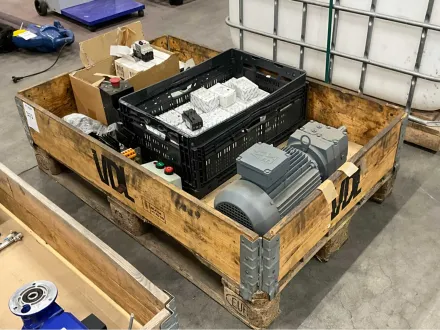 SEW Elektromotor und verschiedene Installationsmaterialien – RESALE