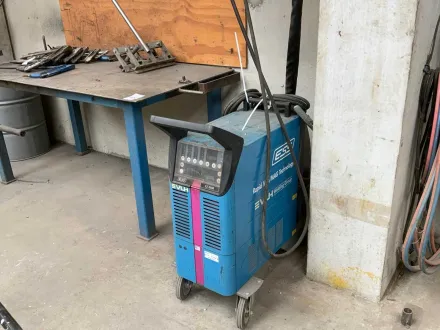 VLH E2 5500 MIG-Schweißmaschine mit Steuereinheit am Dreharm – RESALE