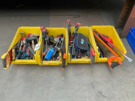 Verschiedene Handwerkzeuge im Eimer (4x) – RESALE