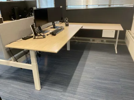 Ahrend Duo Sitz-Steh-Schreibtisch mit 2 separaten Schreibtischen – RESALE