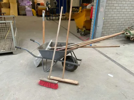 Matador-Schubkarre und verschiedene Gartengeräte – RESALE