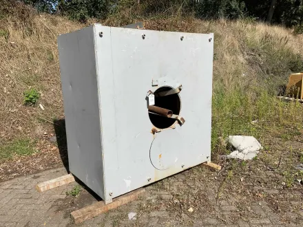 Gehäuseschrank mit Stahlseil – RESALE