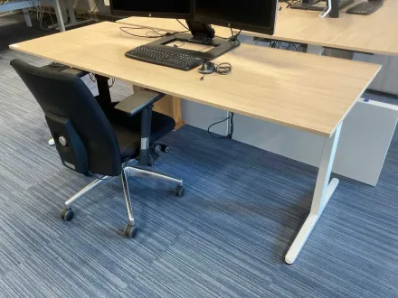Ashrend-Schreibtisch mit Bürostuhl – RESALE