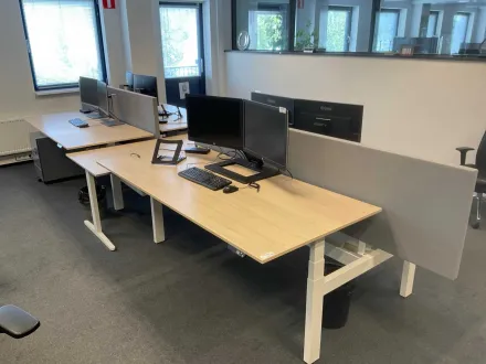 Ahrend Duo Steh-Schreibtisch (2x) mit 1 separatem Schreibtisch. – RESALE