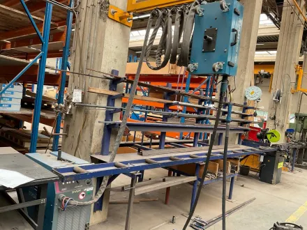 VLH Syn mag 5100 / dvk5100 MIG / MAG Schweißgerät mit Steuereinheit am Dreharm – RESALE