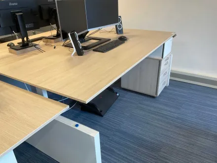 Ahrend Sitz-Steh-Schreibtisch – RESALE