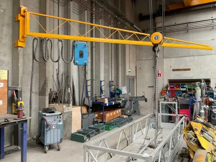 VLH Syn mag 5100 / dvk5100 MIG / MAG Schweißgerät mit Steuereinheit am Dreharm – RESALE
