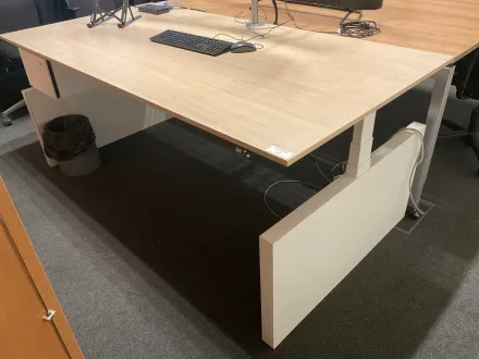 Ahrend Sitz-Steh-Schreibtisch – RESALE