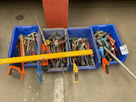Verschiedene Handwerkzeuge im Eimer (4x) – RESALE