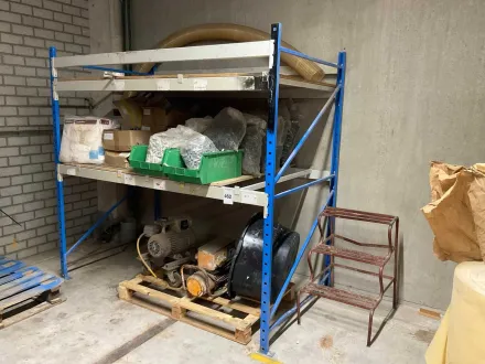 Lagerregal mit Inhalten – RESALE
