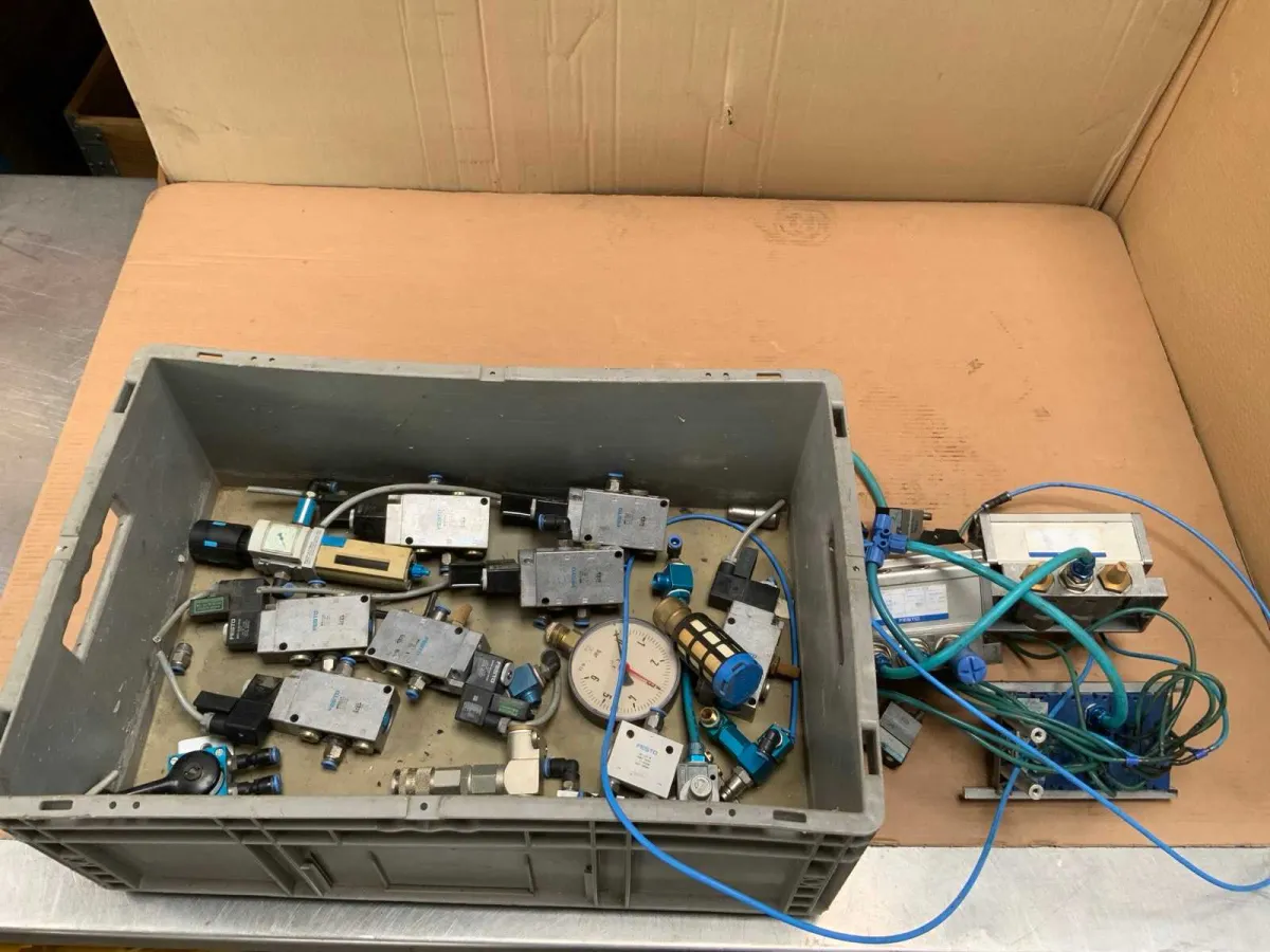 Festo Posten Bauteile / Pneumatikzubehör