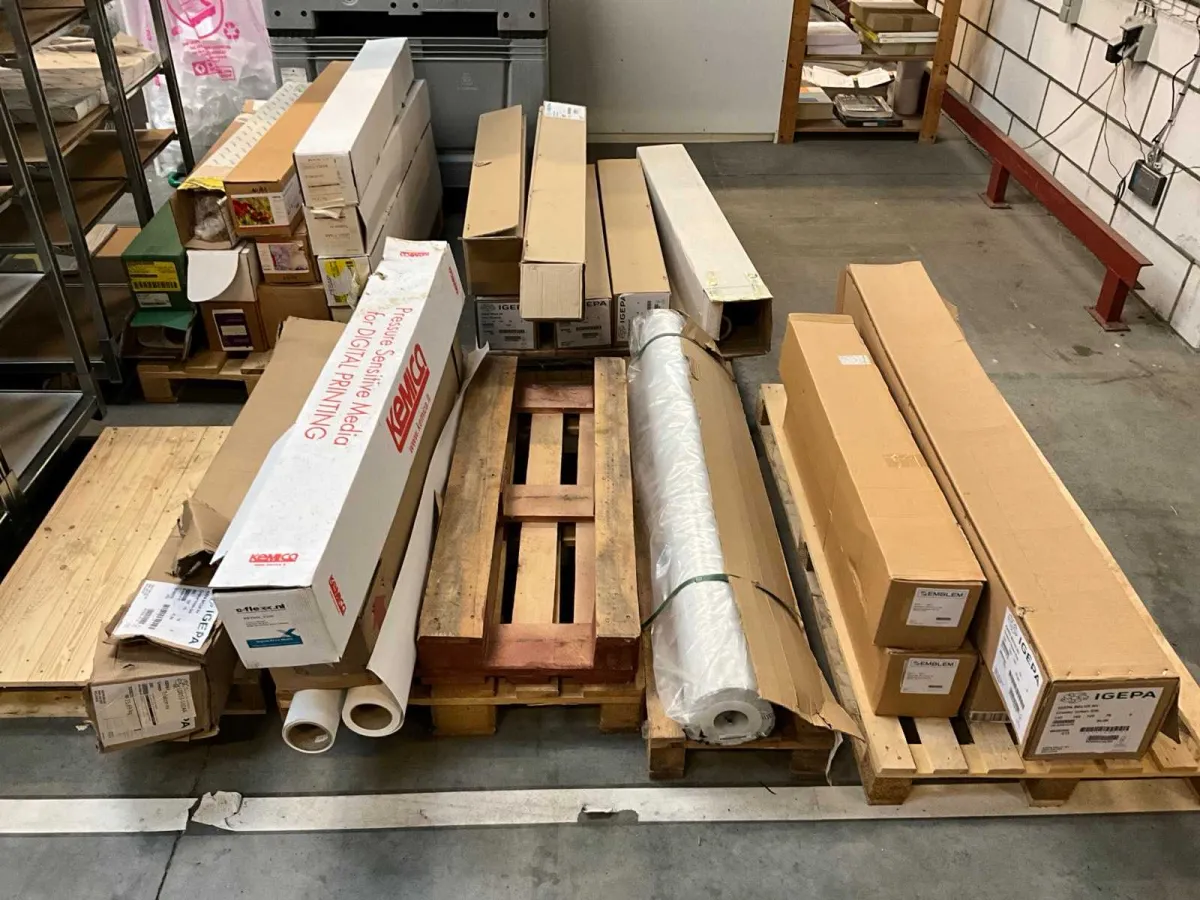 Kleine Mengen verschiedener Druckmaterialien auf einer Rolle
