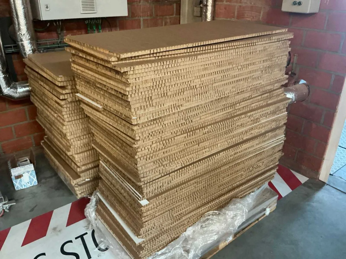 Verschiedene Pappregale (110x)
