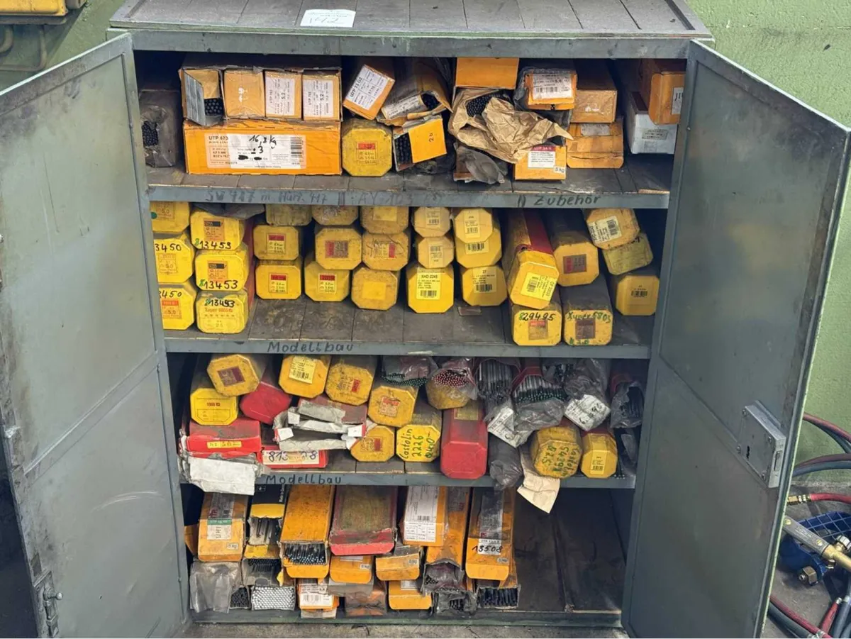 Metallschrank mit Schweißelektroden