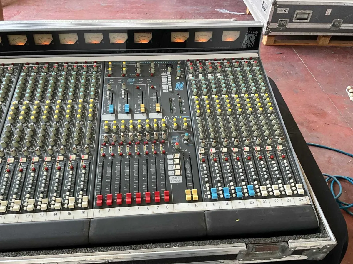 Allen & Heath GL3300 Audiomixer mit Netzteil und Flightcase